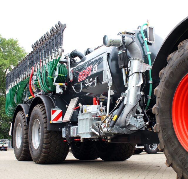 Top… 💪 unser Multi-Line Double P-18 🌱✅

😃 Ausstattungsmerkmale: 
🔴 Hydraulisches Fahrwerk
🔴 Elektrohydraulische Zwangslenkung 
🔴 Reifendruckregelanlage 
🔴 Vogelsang Drehkolbenpumpe
🔴 Elektrohydraulische Schaltung nach ISOBUS-System mit Load-Sensing-Hydraulik
🔴 21 m Vogelsang SwingMax 3 Gestänge

@vogelsang.info 👋

#briri #bririliveerleben #briri4you #spezialistfuerorganischeduengung #landwirtschaft #Güllezeit #güllesaison #technik #güllefahren #guelletechnik #landliebe #landleben  #Maschinen #transport #landtechnik #madeingermany #landwirt #agrar #agriculture #pictures #sunshine #test #landmaschinen #liketime #pics #natur #farmlife