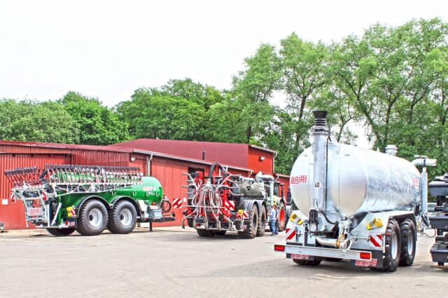 Alle drei BRIRI-Serien 💪 unserer #Güllewagen auf einen Streich… 🤩 
Der Multi-Line-Double P-18, Field Master 18 und der Basic-Line Double V-20 als Variante Zubringer 👏

Toller Anblick 👍

www.briri.de 

#briri #bririliveerleben #briri4you #spezialistfuerorganischeduengung #landwirtschaft #Güllezeit #güllesaison #guelle #technik #güllefahren #guelletechnik #landliebe #Maschinen #landtechnik #madeingermany #landwirt #agrar #agriculture #pictures #sunshine #landmaschinen #liketime #emsland #bawinkel