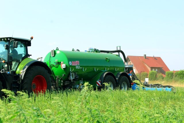 Auf Herz 🤩 und Nieren wird gerade der #Briri #Multi-Line Double P-20 💪 mit Scheibeninjektor Duport Typ Alltrac Farmers DW 8040 in unserer #Qualitätssicherung 👍 geprüft. 

Weitere Top-Ausstattungsmerkmale 😃 sind: 
🔴 Luftgefedertes Tandem-Fahrwerk mit elektrohydraulischer Zwangslenkung
🔴 Hydraulische Deichselfederung und hydr. Stützfuß
🔴 Vier-Punkt-Hubwerk mit Pendelausgleich
🔴 6000 l Drehkolbenpumpe von Vogelsang
🔴 8“ Ansaugarm
🔴 ISOBUS-System mit Load-Sensing-Hydraulik
🔴 Ausbringmengenregelung über Bypass
u. v. m. 

@vogelsang.info 
@duport.official

#bririliveerleben #briri4you #spezialistfuerorganischeduengung #landwirtschaft #Güllezeit #güllesaison #technik #güllefahren #guelletechnik #farm #landleben #Maschinen #landtechnik #madeingermany #landwirt #agrar #agriculture #pictures #landmaschinen #fotodestages #amazing #pics #natur #farmlife #agro #deutschland