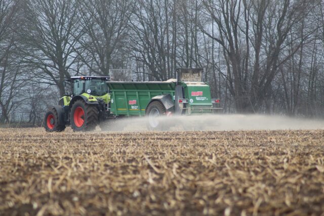 Nicht nur #Gülle ist gut für den Boden 😉
Hier sehen wir unseren Manure Director im Einsatz am Kalkstreuen.
Habt Ihr Eure Maschinen schon startklar für die neue Saison?
#BRIRIGmbHRiepenhausenMaschinenbau #claaspower #frühlingserwachen 
#landleben #bawinkel #dorfkind